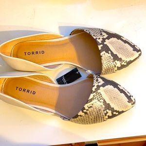 Faux Snake pointed toe flats